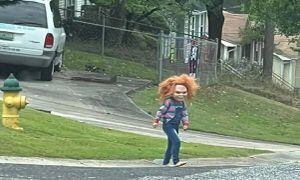 El menor de solo cinco años, según su madre, suele salir a la calle con su disfraz de Chucky para divertir y asustar a los vecinos.