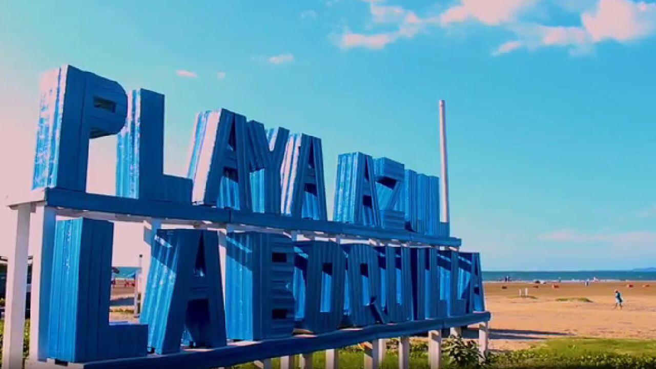 Playa Azul está ubicada al norte de la ciudad de Cartagena, en el corregimiento de La Boquilla.