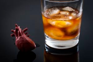 El consumo de alcohol en exceso no es óptimo para la salud del corazón.