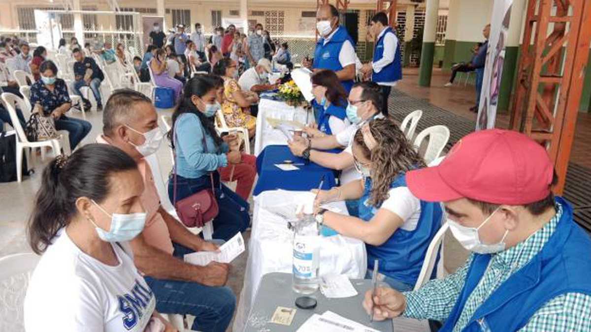 En Arauca se adelanta jornada de pago de indemnización a víctimas de las AUC en la sede principal del colegio Simón Bolívar de Arauca.