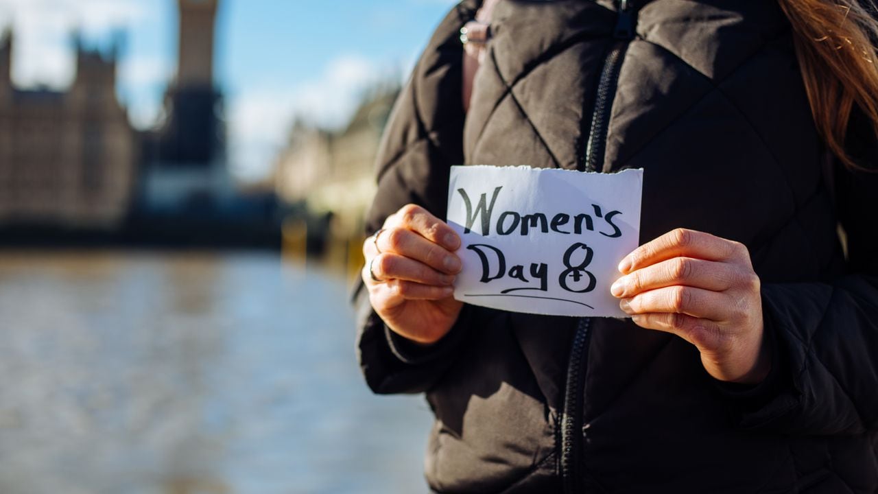 Mundialmente, en esta fecha, defensores de los derechos de la mujer los reconoce y visibiliza a través de diversos tipos de manifestaciones.