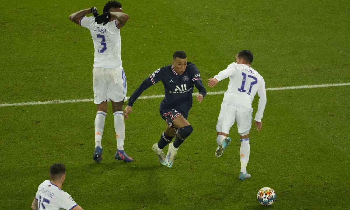 Kylian Mbappé, del París Saint-Germain, anota el gol en la victoria 1-0 ante el Real Madrid en la ida de los octavos de final de la Liga de Campeones, el 15 de febrero de 2022 (AP/Francois Mori)