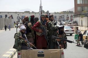 Niños afganos son entregados a soldados británicos para evitar que talibanes los asesinen