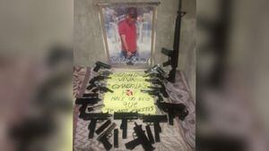 Según el Gaula, quien aparece en la foto, es un de los supuestos líderes de Los Palmeños que fue asesinados, y a quien los integrantes del grupo criminales le hicieron un altar con armas para rezarle.