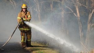 Melbourne: Bombero rociando agua sobre un incendio forestal en un área suburbana de Knox City en el este de Melbourne.