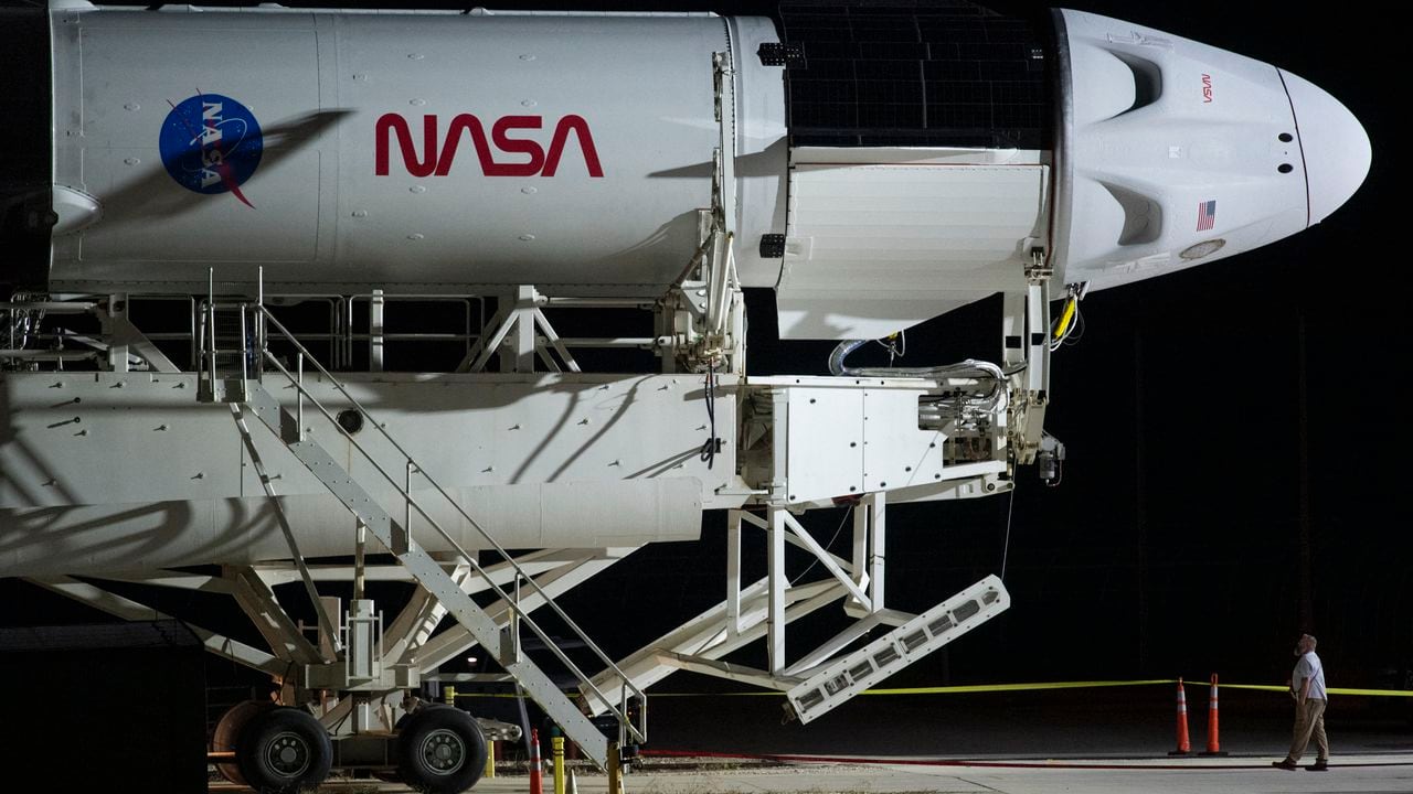 En esta imagen publicada por la NASA, un cohete SpaceX Falcon 9 con la nave espacial Crew Dragon a bordo se lanza a la plataforma de lanzamiento en el Complejo de lanzamiento 39A el 27 de octubre de 2021, mientras continúan los preparativos para la misión Crew-3 en el Kennedy Space de la NASA. Center en Florida. - La misión SpaceX Crew-3 de la NASA es la tercera misión de rotación de la tripulación de la nave espacial SpaceX Crew Dragon y el cohete Falcon 9 a la Estación Espacial Internacional. Los astronautas de la NASA Raja Chari, Tom Marshburn, Kayla Barron y el astronauta de la ESA Matthias Maurer están programados para el lanzamiento el 31 de octubre a las 02: 21EDT (06: 21GMT). (Foto de Joel KOWSKY / NASA / AFP) / RESTRINGIDO AL USO EDITORIAL - CRÉDITO OBLIGATORIO "AFP PHOTO / NASA / Joel Kowsky" - SIN MARKETING - SIN CAMPAÑAS DE PUBLICIDAD - DISTRIBUIDO COMO SERVICIO A LOS CLIENTES