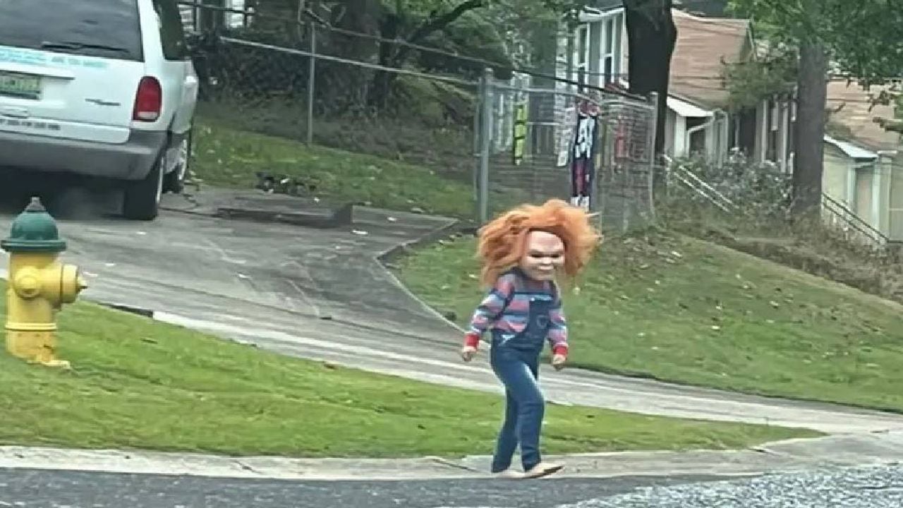 El menor de solo cinco años, según su madre, suele salir a la calle con su disfraz de Chucky para divertir y asustar a los vecinos.