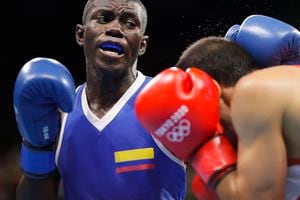 El colombiano Yuberjen Martínez (izquierda) conecta un golpe ante el indiio Amit Panghal por el peso mosca del boxeo de los Juegos Olímpicos de Tokio, el sábado 31 de julio de 2021. (AP Foto/Frank Franklin II)