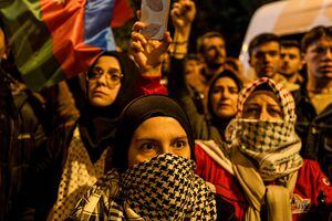 Miles de personas se reúnen frente a la Embajada de Israel en Ankara para protestar después de que una explosión en el Hospital Árabe al-Ahli en Gaza mató a cientos de personas el 18 de octubre de 2023 en Estambul, Turquía. La multitud gritó consignas con banderas palestinas y condenó a Israel. (Foto de Ugur Yildirim/dia ​​images vía Getty Images)
