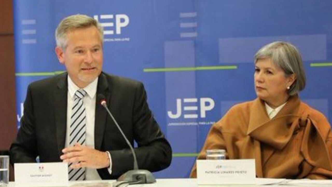 El embajador saliente de Francia y la expresidenta de la JEP en un evento del tribunal transicional.