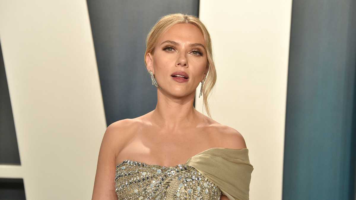 Cinco escotes elegantes que muestran los hermosos atributos de Scarlett Johansson