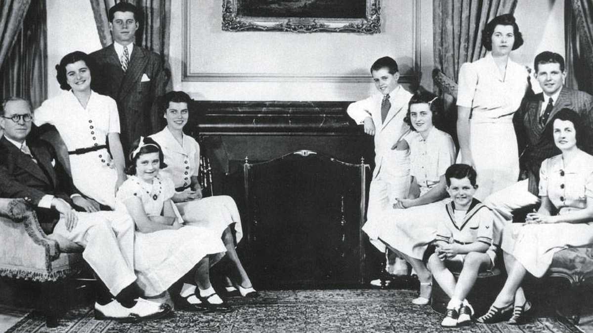 A la izquierda: el padre, Kathleen, John (el presidente), Rosemary y Eunice. A la derecha: Robert, Patricia, Jean, Joe Jr. y la madre. En el piso, Edward.