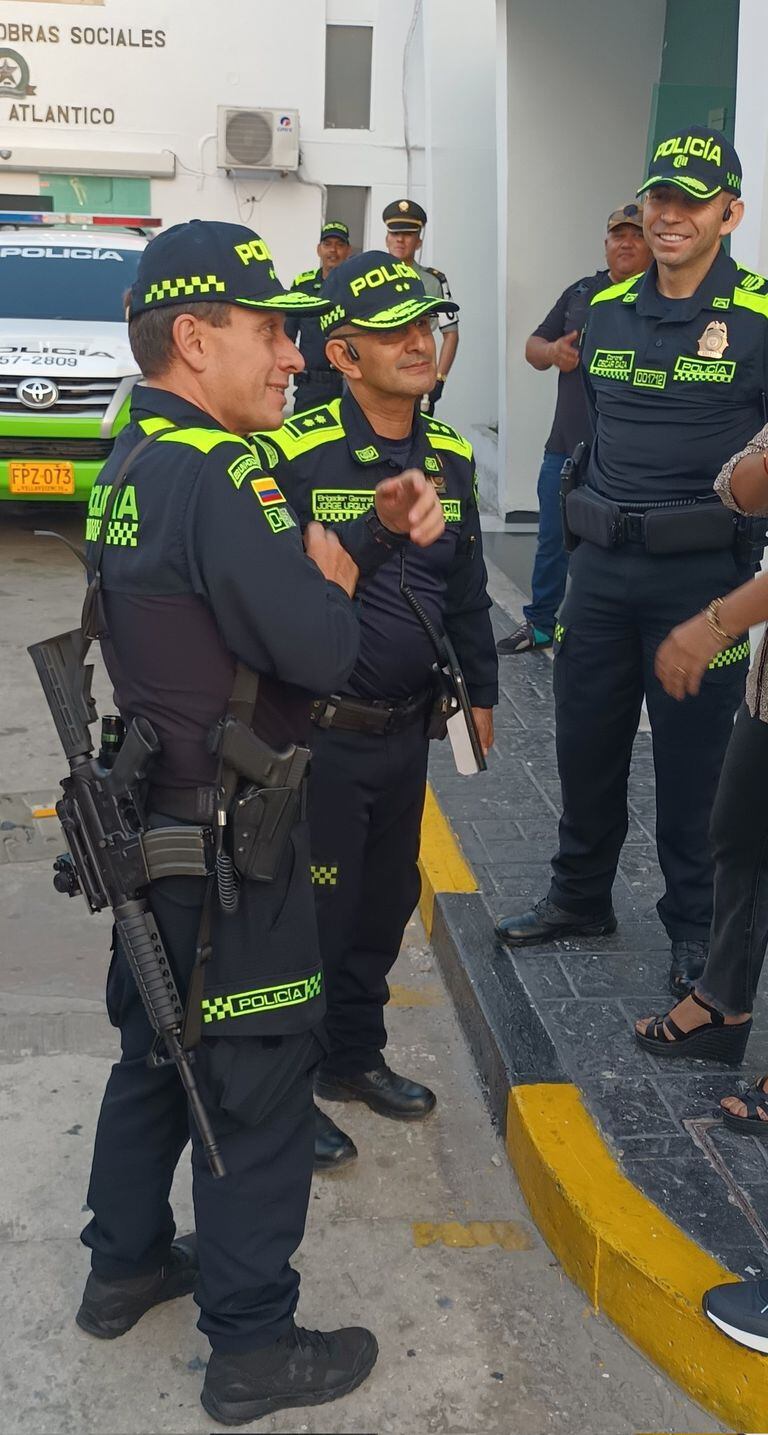 A su llegada a Barranquilla director de la Policía portaba un fusil, indicando operativos en la calle.