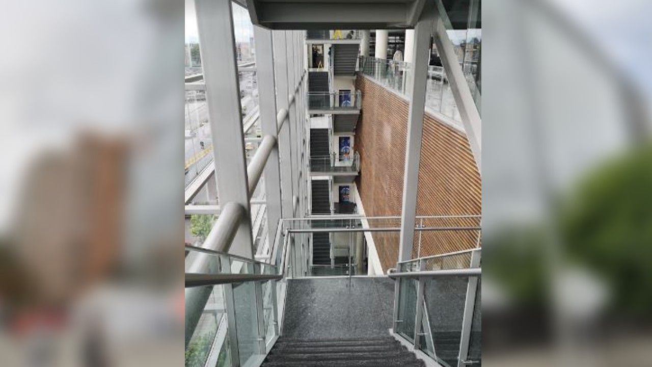 El joven se lanzó desde el séptimo piso. Imagen de referencia de las escaleras del edificio de Compensar.