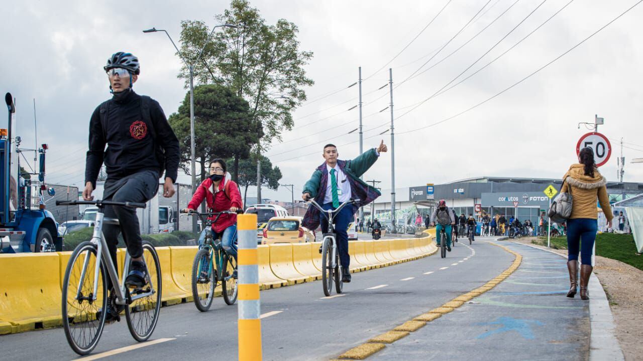 Inauguran franja ciclopeatonal de la calle 13 en Bogotá