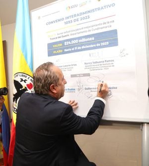 Ministro de Transporte, Guillermo Reyes, firmando el convenio.