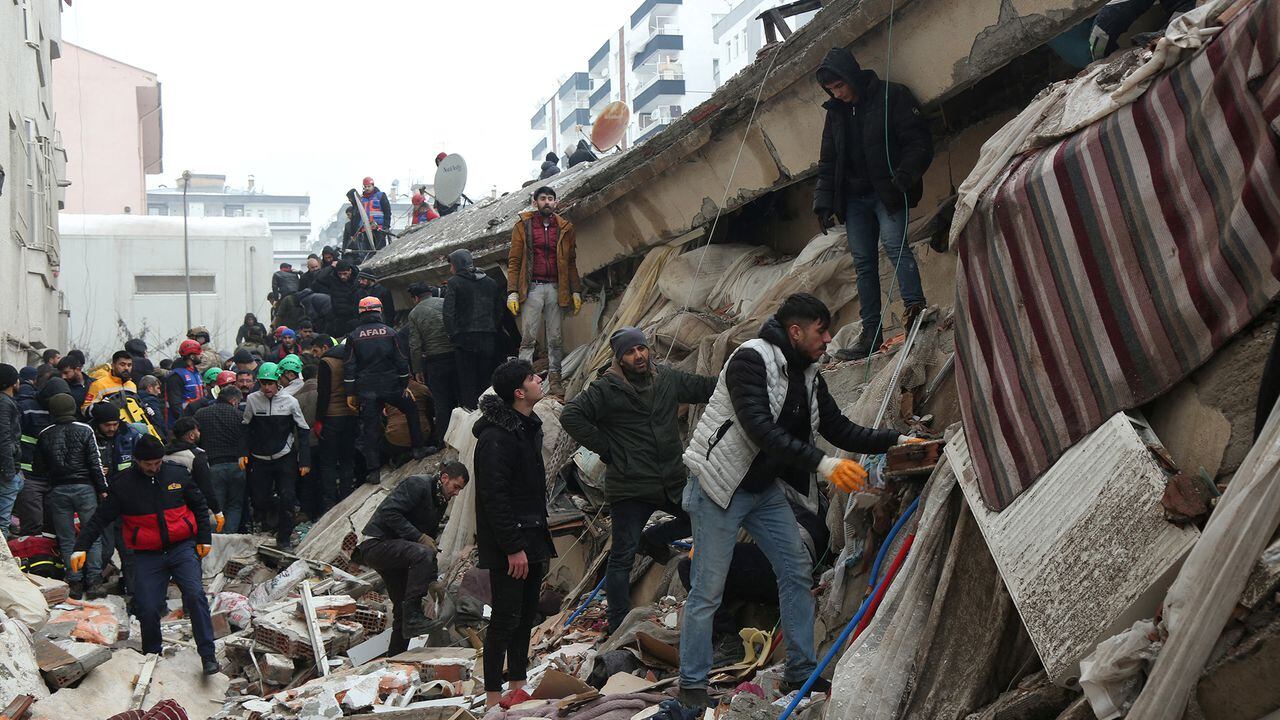 En imágenes : Fuerte terremoto sacude Turquía y Siria