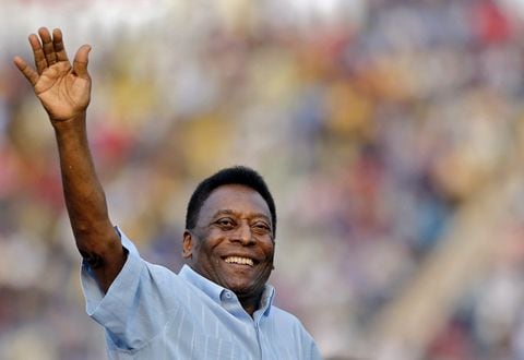 FILE PHOTO: Legendary Brazilian soccer player Pele waves to the spectators before the start of the under-17 boys' final soccer match of the Subroto Cup tournament at Ambedkar stadium in New Delhi, India, October 16, 2015. REUTERS/Anindito Mukherjee/File Photo