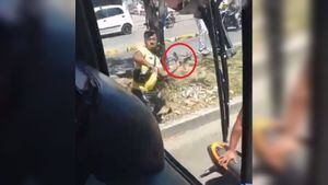 El conductor de la moto le lanzó un machetazo al vidrio del bus del MIO.