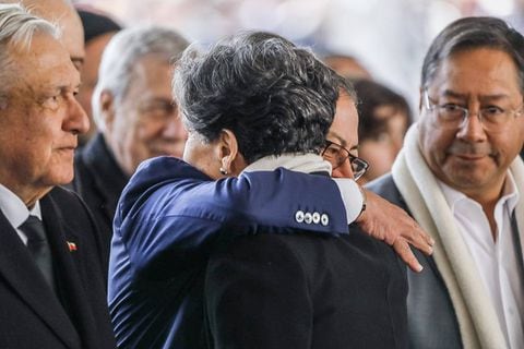 El presidente Gustavo Petro abraza a María Isabel Allende, la tercera hija del fallecido Salvador Allende.