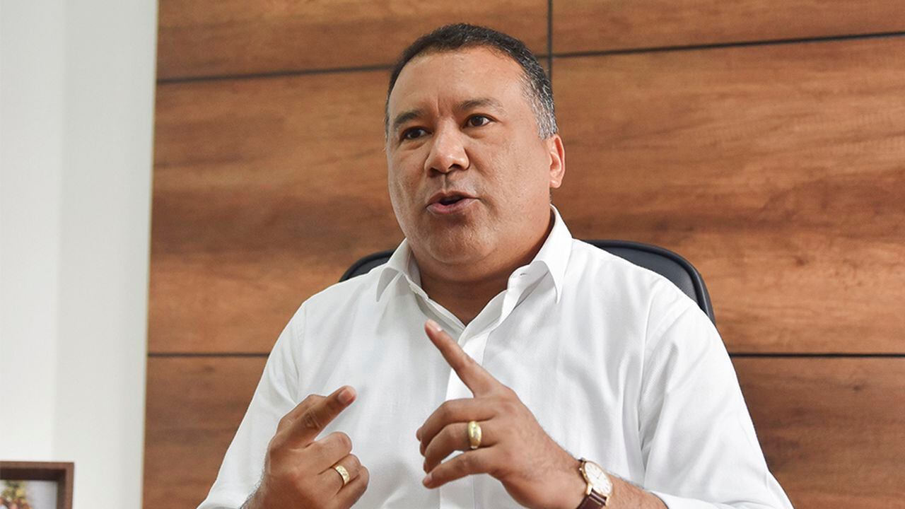  El gobernador de Arauca, José Facundo Castillo, apoya que el Gobierno compre aviones nuevos para defender la soberanía. 