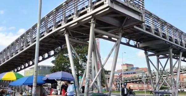La Personería evidenció lo que ocurre, por ejemplo, en el puente peatonal de la estación de Transmilenio frente al Estadio El Campín también hay afectaciones.