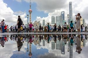SHANGHÁI, CHINA - 17 DE JULIO DE 2023 - Los turistas visitan el Bund en Shanghái, China, el 17 de julio de 2023. 