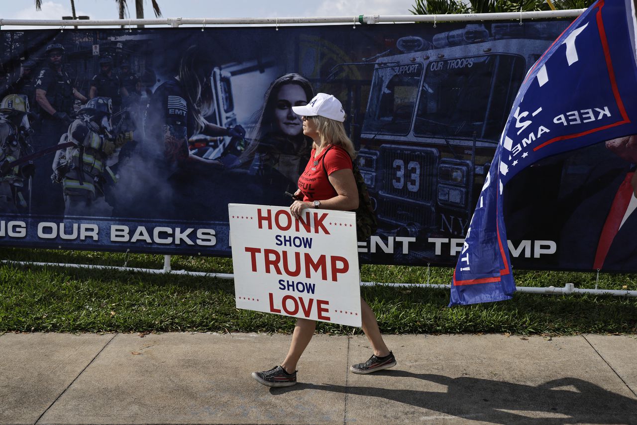 Los partidarios del expresidente estadounidense Donald Trump esperan la caravana que lo llevará al Aeropuerto Internacional de Palm Beach el 3 de abril de 2023 en West Palm Beach, Florida. (Foto de Alon Skuy/GETTY IMAGES NORTH AMERICA/Getty Images vía AFP)