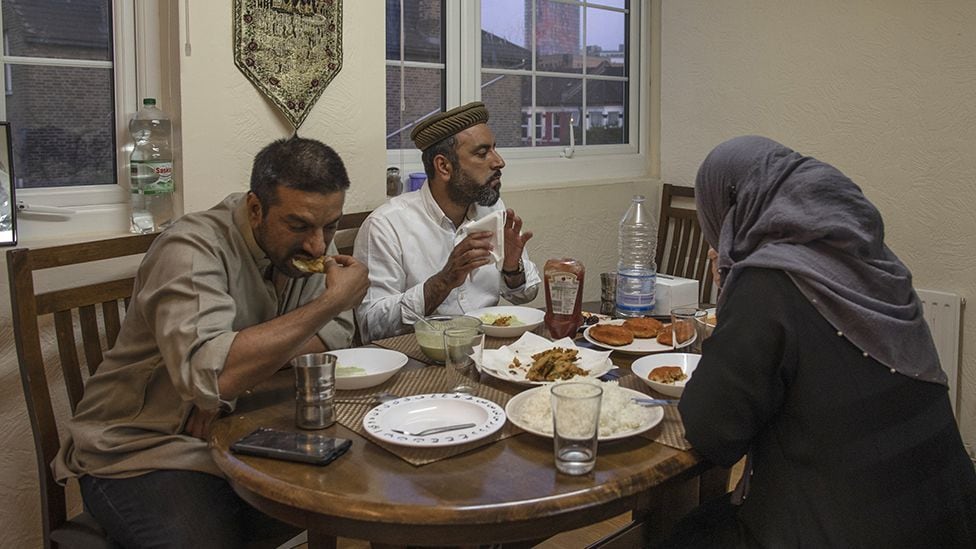 Una pequeña comida iftar en Londres, 2020: el bloqueo ha hecho que las grandes reuniones sean imposibles. BBC - IMAGENES FALSAS