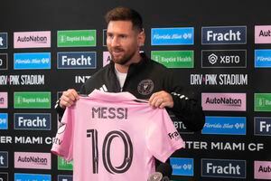 Lionel Messi muestra su camiseta del Inter de Miami.