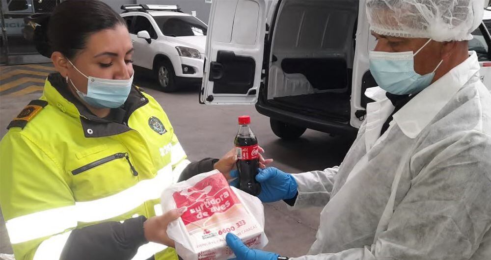 La Alcaldía Mayor de Bogotá compró 121 mil medios pollos asados para alimentar a policías del ESMAD y soldados de la brigada XIII durante las protestas de septiembre de 2020 en la capital.