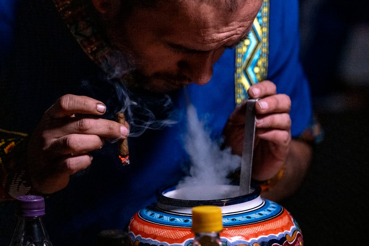 Colombianos y extranjeros que quieren aliviar malestares del cuerpo y el espíritu beben en un ritual la preparación hecha con plantas alucinógenas de la Amazonía.