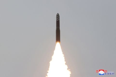 El Ejército Popular de Corea lanza un misil balístico intercontinental Hwasong-18 desde un lugar no revelado en Corea del Norte en esta imagen publicada por la Agencia Central de Noticias de Corea del Norte el 16 de mayo de 2023.