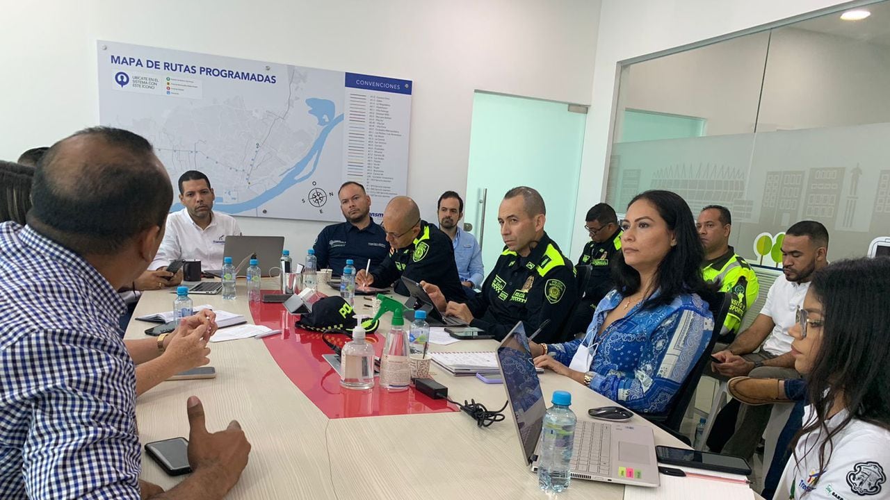Autoridades en Barranquilla sostuvieron reunión para mejorar el sistema de transporte Transmetro afectado en las últimas semanas.