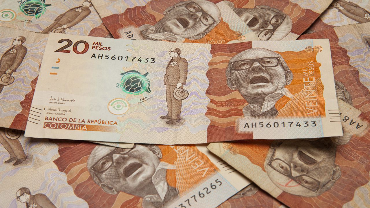 Billetes de veinte mil pesos
Foto: Nathalia Garzón / Semana