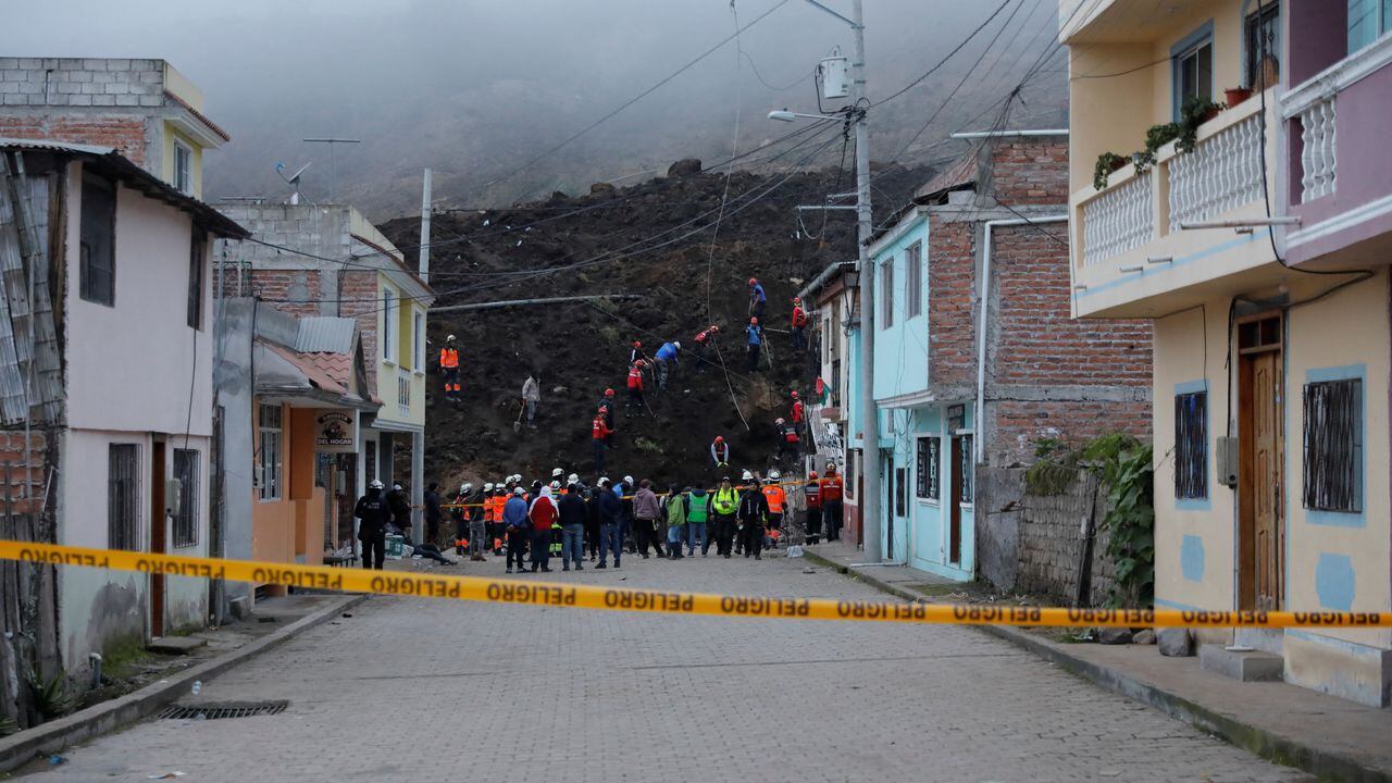 Socorristas ecuatorianos buscan auxiliar a las personas atrapadas luego de la emergencia. Foto: Reuters.