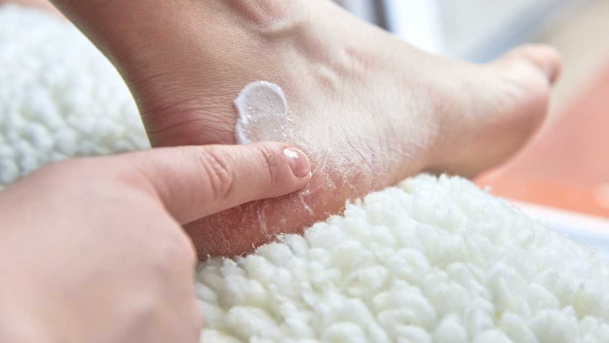 Algunos tratamientos en casa pueden aportarle suavidad a los pies.