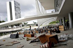 La gente camina cerca de los muebles dañados, después de que los partidarios del ex presidente de Brasil, Jair Bolsonaro, se rebelaran contra la democracia en el Palacio de Planalto, en Brasilia, Brasil, el 9 de enero de 2023. 