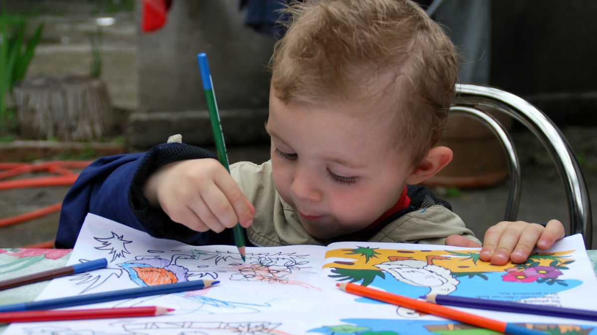 Es mejor que se dediquen a actividades manuales como pintar y colorear. Foto: freeimages.com 