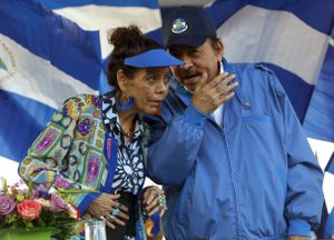 ARCHIVO - El presidente de Nicaragua, Daniel Ortega, y su esposa y vicepresidenta Rosario Murillo, encabezan un mitin en Managua, el 5 de septiembre de 2018. Nicaragua está lista para celebrar elecciones el 7 de noviembre de 2021, en las que el presidente Ortega busca un cuarto mandato consecutivo, pero esas elecciones han sido casi irrelevantes por el encarcelamiento por parte del gobierno de críticos y siete posibles retadores. (AP Foto/Alfredo Zuniga, Archivo)