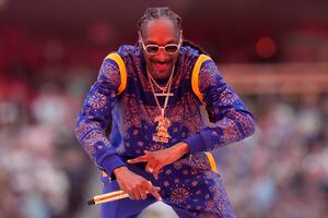 Snoop Dogg actúa durante el medio tiempo del partido de fútbol americano Super Bowl.. Foto AP/Chris O'Meara
