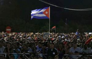 Las personas sostienen una bandera y un retrato de Fidel Castro en honor a su líder político. Las cenizas del revolucionario recorrieron varios lugares de Cuba durante cuatro días. (AP Photo/Ricardo Mazalan)