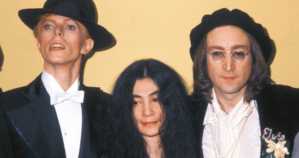 Bowie, Yoko Ono y Lennon en los premios Grammy de 1975 en Los Ángeles. Un año antes, los dos cantantes pasaron unos alocados días de drogas y alcohol en los que John pudo liberar a su “pansexual interior”, asegura una nueva biografía.