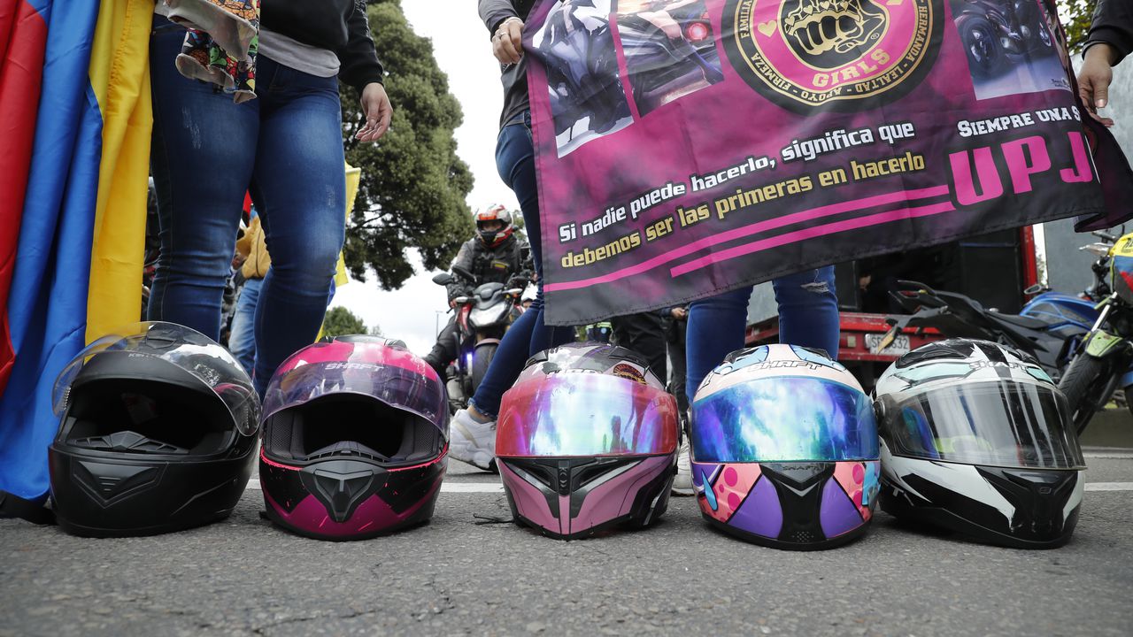 Motociclistas protestan en la capital debido a que la Alcaldía de Bogotá expidió el Decreto 270 de 2022, por medio del cual extiende la restricción del parrillero hombre en la ciudad hasta el próximo 31 de diciembre.
Julio 7 del 2022
Foto Guillermo Torres Reina / Semana