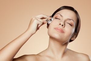 La aplicación de hielo en la cara ayuda a mejorar la circulación sanguínea, favoreciendo el aspecto de la piel.