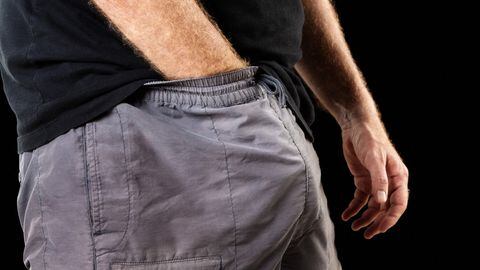 Los hombres tienen la mala costumbre o la manía de rascarse los testículos en público.