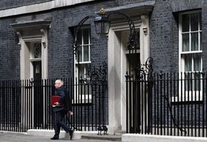 El primer ministro de Gran Bretaña, Boris Johnson, camina hacia un automóvil que espera cuando sale del número 10 de Downing Street en el centro de Londres el 6 de julio de 2022 para dirigirse a las Casas del Parlamento para el Primer Ministro semanal.