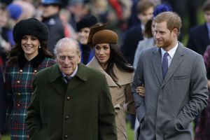 Felipe con Kate Middleton, Meghan Markle y el príncipe Harry, en la Navidad de 2017 en Sandringham.