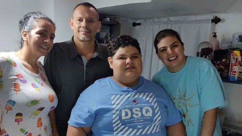 Alejandro Pineda Vásquez con su familia que lo apoya en el proceso de pérdida de peso.