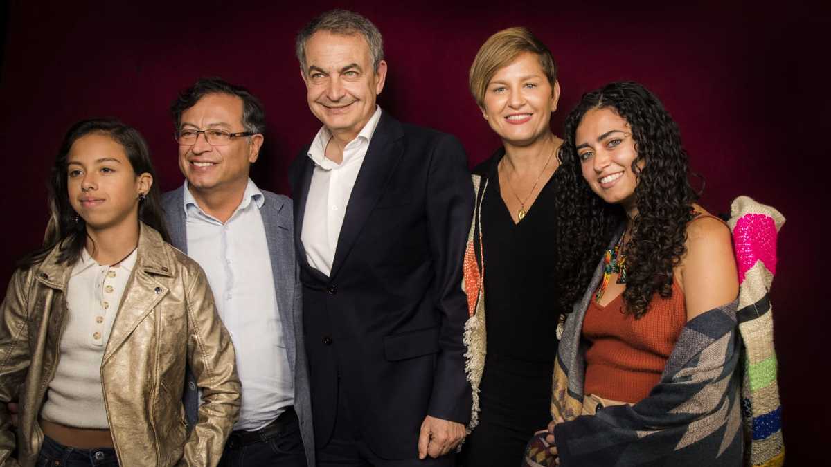 La familia de Gustavo Petro junto a José Luis Rodríguez Zapatero, expresidente de España.